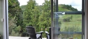 The Rimu Hut: Luxury riverside and off-grid