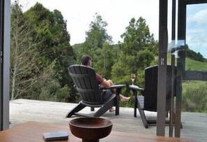 Terrace/patio - The Rimu Hut: Luxury riverside and off-grid (Te Anga)