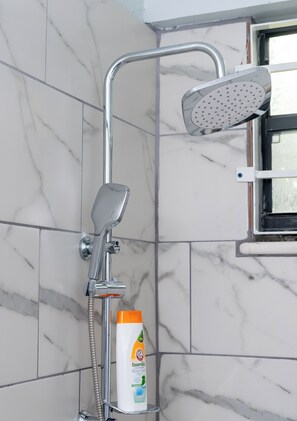 Dusche, Haartrockner, Handtücher, Seife