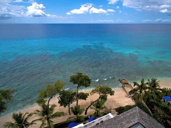 Ubicación a pie de playa y arena blanca
