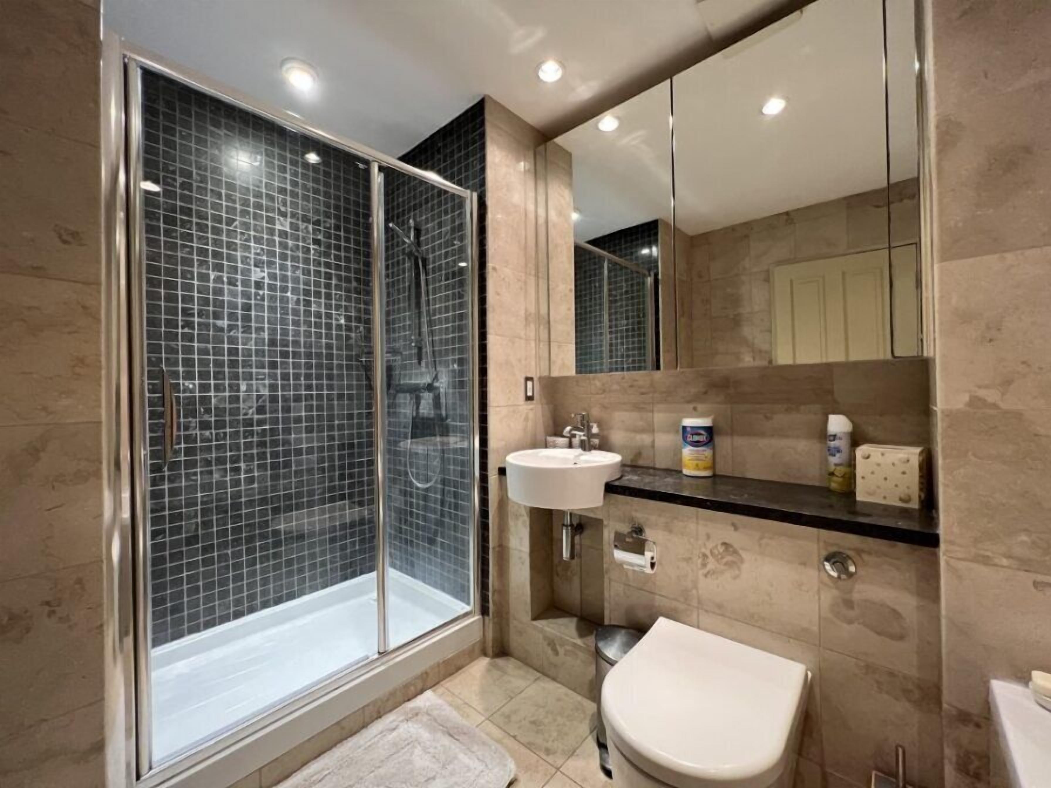 Appartement Luxe, balcon, vue mer | Salle de bain | Articles de toilette gratuits, sèche-cheveux, serviettes fournies