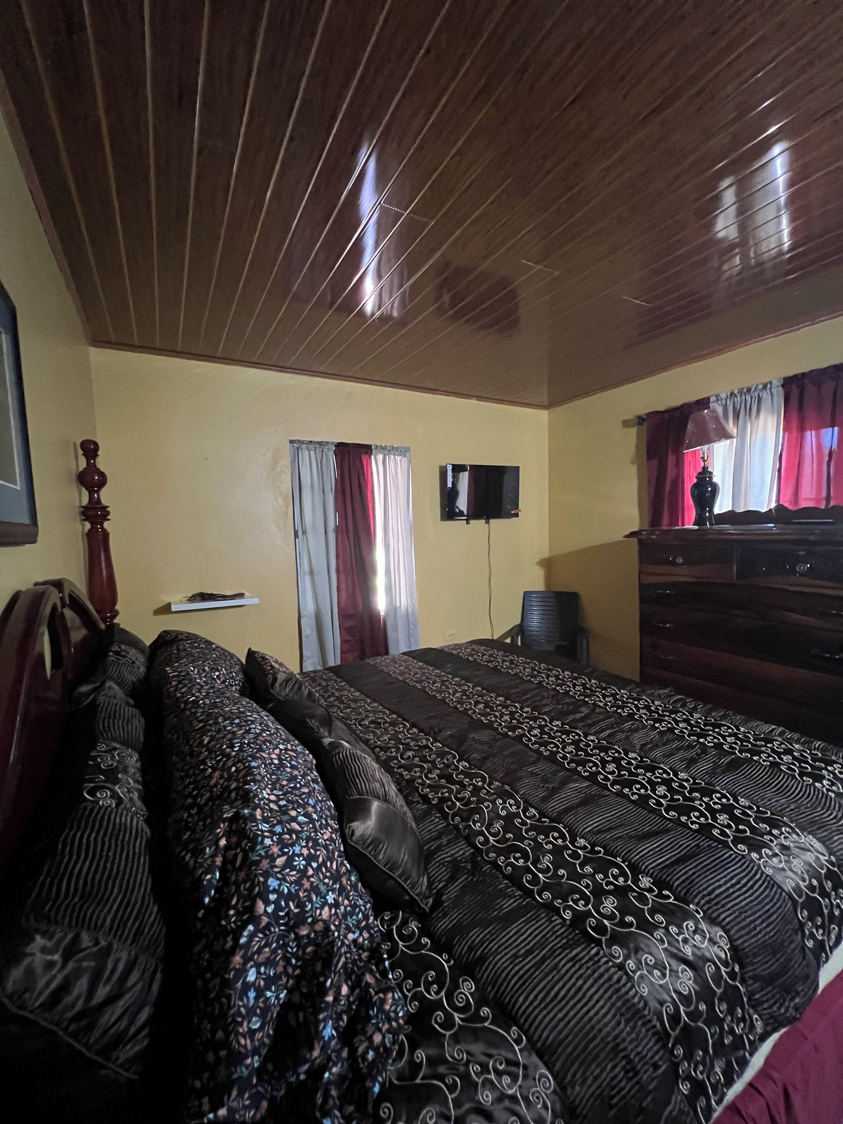 2 habitaciones, tabla de planchar con plancha, wifi y ropa de cama 