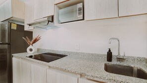 Fridge, microwave, stovetop, coffee/tea maker