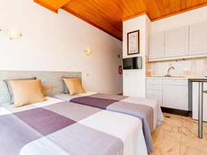 Tabla de planchar con plancha, wifi y ropa de cama 