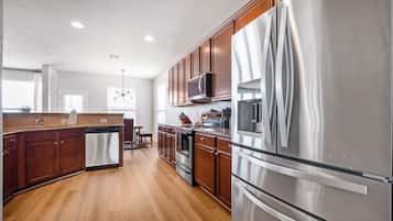 Køleskab, mikrobølgeovn, ovn, kogeplade