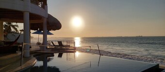 A 5 Pasos de la Playa. 3 Cuartos con Baños. Gran Piscina. Hermosa Vista