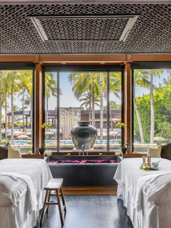 Couples treatment room(s), sauna, hot tub, steam room