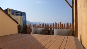 Outdoor dining - Private whirlpool with counter-current system and private sauna invite to relax (Jenesien)