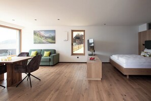 1 bedroom, in-room safe, desk, iron/ironing board - Private whirlpool with counter-current system and private sauna invite to relax (Jenesien)