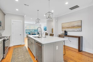 Fridge, microwave, oven, stovetop - GVL Luxury Townhome -1 mile from downtown (Greenville)