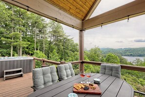 Outdoor dining - Spacious Cabin, Hot tub, View, Games, Bunk (Glenville)