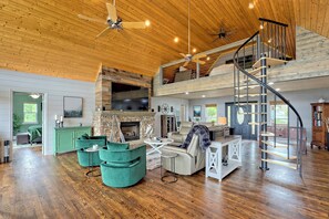 Una Smart TV, una chimenea, videojuegos, un reproductor de DVD