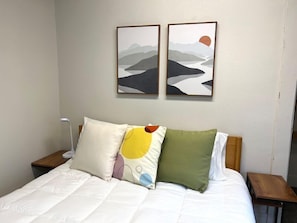 1 habitación, escritorio, tabla de planchar con plancha y cuna de viaje