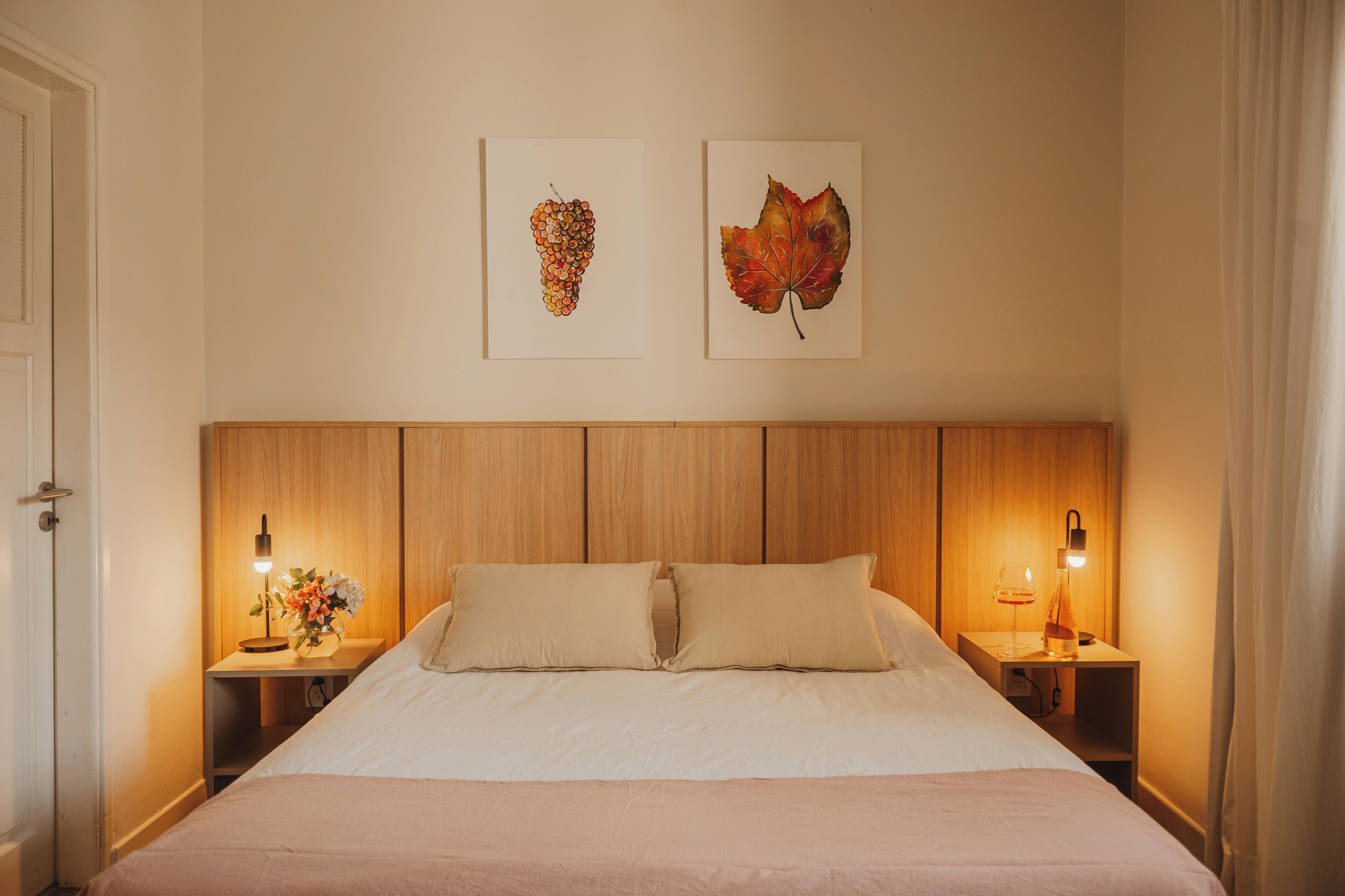 Escritorio, espacio para trabajar con laptop y cortinas blackout 