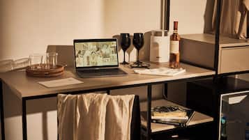 Escritorio, espacio para trabajar con un portátil, cortinas opacas
