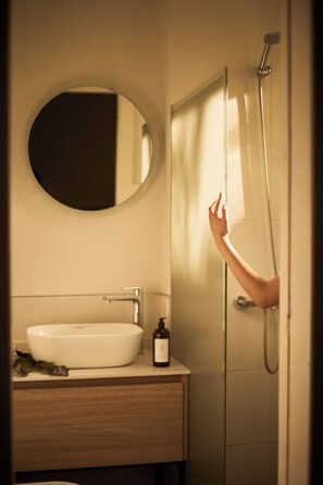 Shower, hair dryer, towels, soap - W&H Casa de Huespédes (Mendoza)