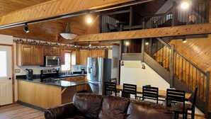 Cucina spaziosa con mobili in legno, elettrodomestici in acciaio inossidabile e isola centrale.