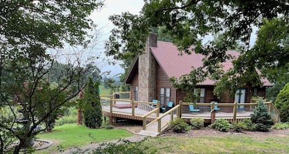 New Listing - Cozy 5-bedroom cabin in Sevierville - sleeps 18!