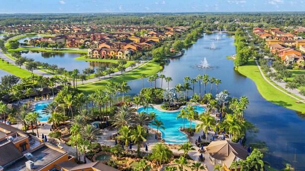 Un complexe hôtelier doté de plusieurs piscines, d’une rivière et d’un parcours de golf.