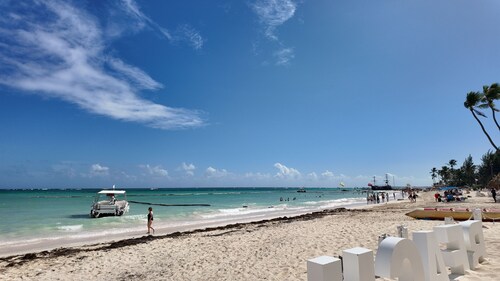 Large 3 bedroom, 2 bathroom property conveniently located steps from the beach.