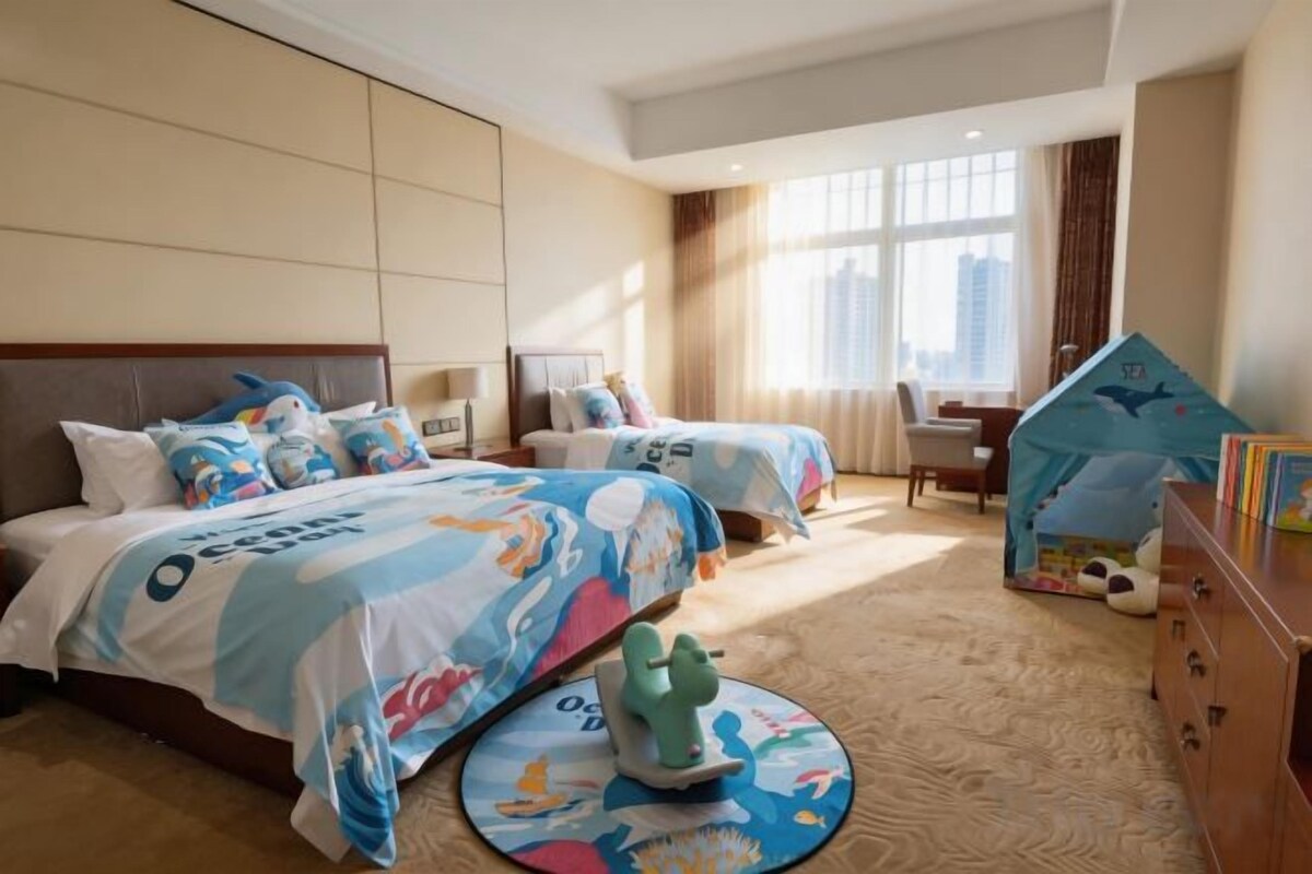 Family-friendly Family Room