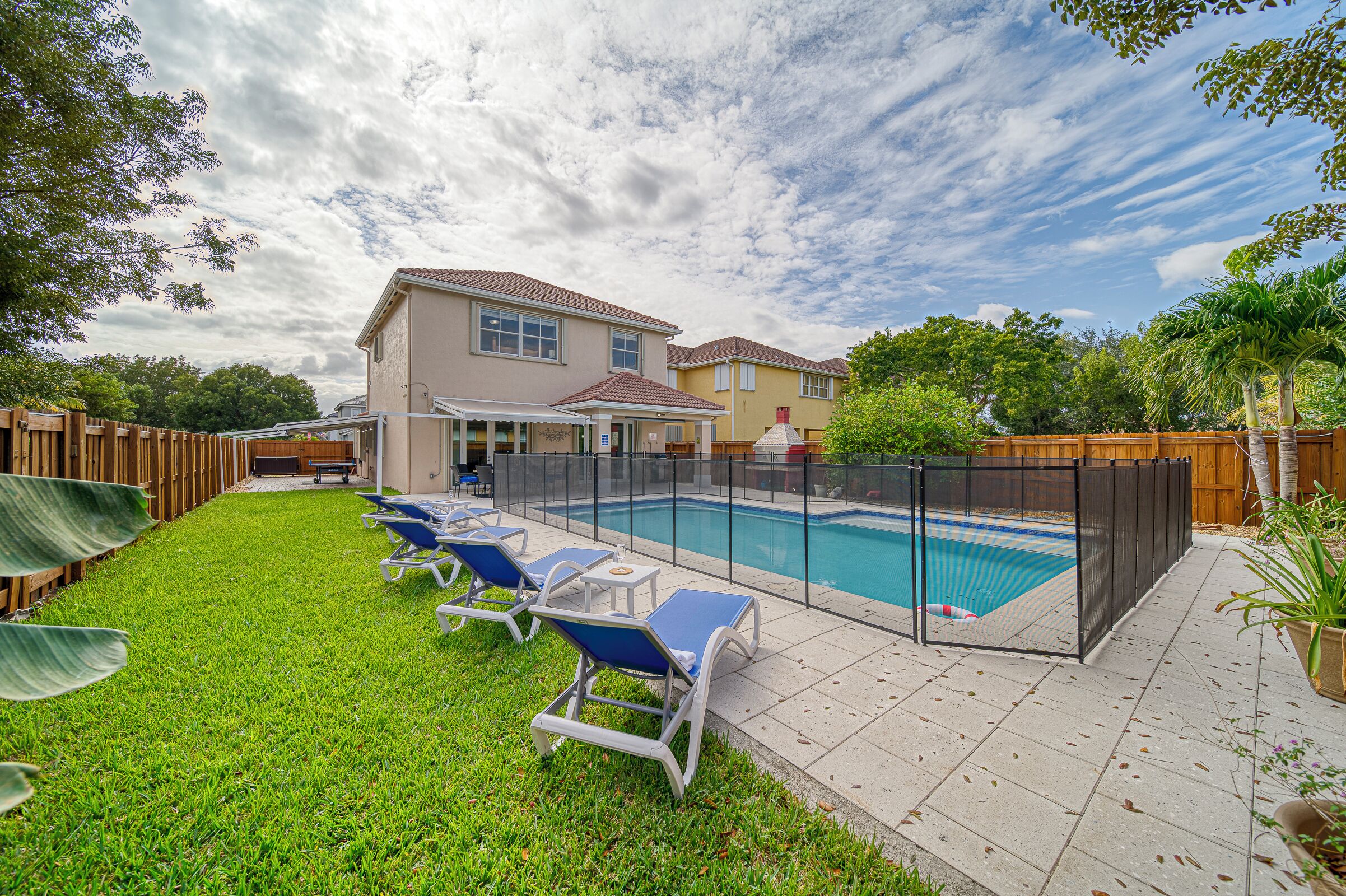 Spacious and cozy 4-bedroom house with pool- Palmetto Eliptic Miami