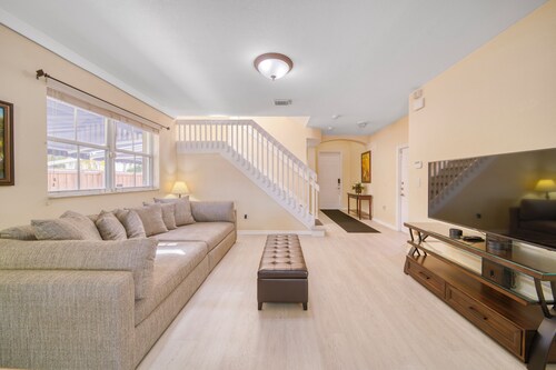 Spacious and cozy 4-bedroom house with pool- Palmetto Eliptic Miami
