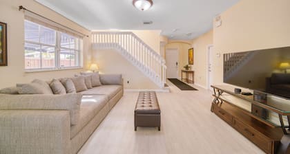 Spacious and cozy 4-bedroom house with pool- Palmetto Eliptic Miami