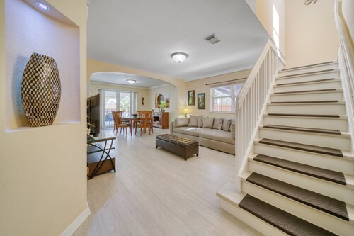 Spacious and cozy 4-bedroom house with pool- Palmetto Eliptic Miami