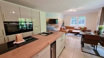 Geschirrspüler, Wasserkocher mit Kaffee-/Teezubehör, Toaster