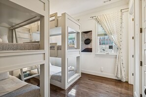 3 soverom, skrivebord, strykejern/-brett og reiseseng for barn