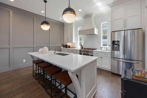 Køleskab, mikrobølgeovn, ovn, kogeplade