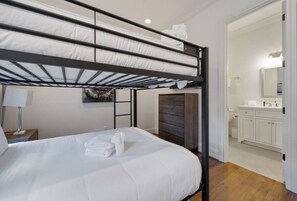 3 soveværelser, skrivebord, strygejern/strygebræt, weekendseng