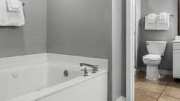 Baignoire Ă jets, sĂšche-cheveux, serviettes fournies, savon