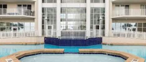 Inomhuspool och utomhuspool