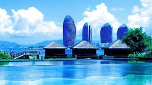 Un hôtel moderne doté d’une architecture originale, d’une piscine et offrant une vue sur le front de mer.
