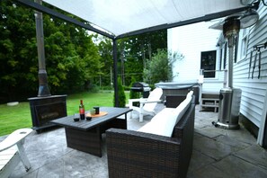 Outdoor dining - Luxury Private Farmhouse Estate Near Salmon River (Altmar)