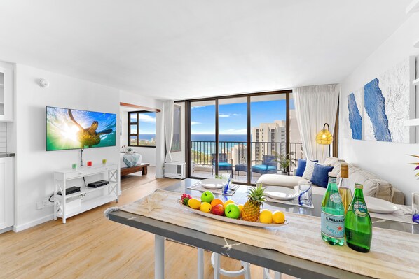 Premium Apartment, 1 King Bed, Air conditioning, Ocean View (0119) | Living area - Premium Remodeled Condo with Ocean View and Parking (Honolulu)