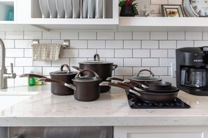 Premium Condo, 1 King Bed, Air conditioning, Ocean View (0049) | Private kitchen