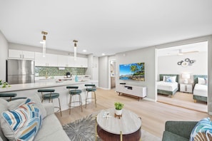 Comfort Suite, 1 Bedroom, Air conditioning, Mountain View (0191) | Living area - Mountain View Near Waikiki Beach w/ 2 Beds and Parking (Honolulu)