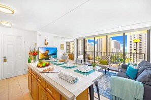 Apartamento, 1 habitación, vistas parciales al mar (0121) | Servicio de comidas en la habitación