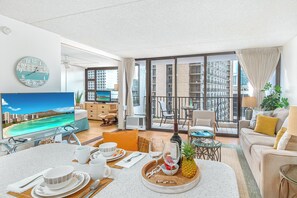 Apartment, 1 Schlafzimmer, Balkon, eingeschränkter Meerblick (0107) | Essbereich im Zimmer