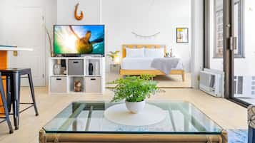 Leilighet, 1 soverom, delvis havutsikt (0121) | Oppholdsområde | En 50-tommers smart-TV med kabel-kanaler