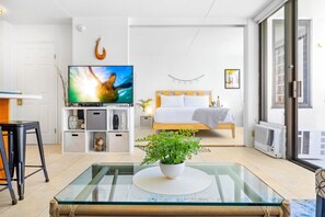 Apartamento, 1 habitación, vistas parciales al mar (0121) | Zona de estar | Smart TV de 50 pulgadas con canales por cable