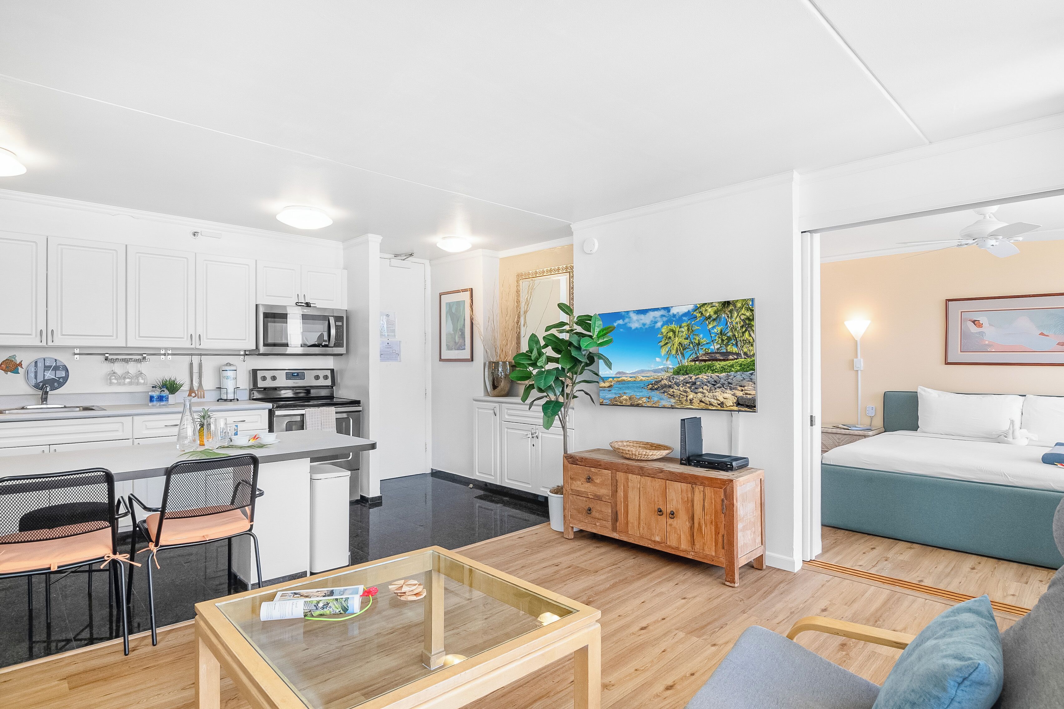 Un apartamento moderno con cocina, comedor y un dormitorio.