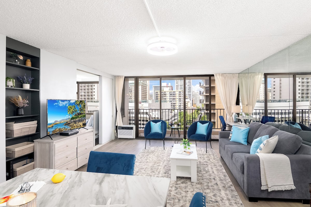 Family Suite, 1 Bedroom, Balcony, Partial Ocean View (0134) | Living area