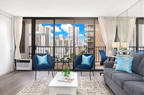 Familien-Suite, 1 Schlafzimmer, Balkon, eingeschränkter Meerblick (0134) | Wohnbereich