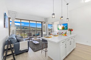 Apartemen, 1 Tempat Tidur King dengan tempat tidur Sofa, pemandangan gunung (0130) | Area keluarga | Smart TV 43-inci dengan saluran TV kabel