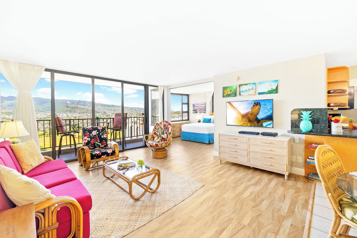 Appartamento, 1 letto queen con divano letto, vista montagna (0137) | Area soggiorno | Smart TV 43 pollici con canali via cavo