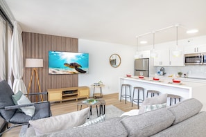 Deluxe Apartment, 1 Bedroom, Balcony, Mountain View (0155) | Living area - High Floor Mountain View with King or Queen Bed and Parking (Honolulu)